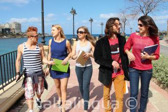 Öğrenciler St Julian's Bay, Malta'da okuldan sonra İngilizce pratik ediyorlar
