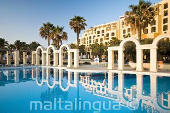 St Julians, Malta'daki Hilton'un açık yüzme havuzu