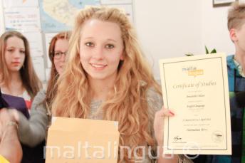 Genc bir ogrenci Ingilizce kursu dil sertifikasiyla