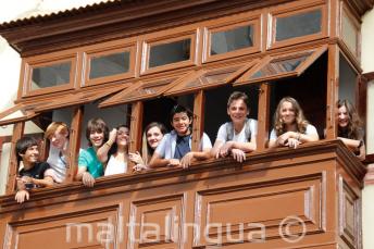 Genc ogrenciler okulun balkonundalar