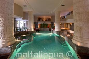 St Julians, Malta'da bir otelde kapalı yüzme havuzu ve spa