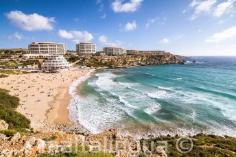 Malta'daki Golden Bay plajının görüntüsü
