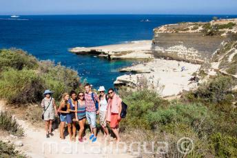 Malta'nın St Peter's Pool'u ziyaret eden İngilizce öğrencileri