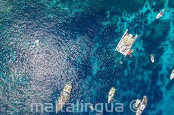 Comino'daki Crystal Bay teknelerin havadan fotoğrafı