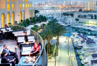 Malta'daki Hilton arka balkon ve Portomaso Limanı