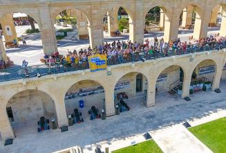 Maltalingua ogrencileri Valletta, Upper Barrakka'dan el salliyorlar