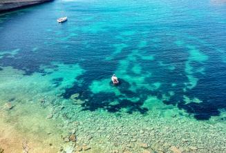 Malta'daki açık bir akuamarinli su kuyusu görüntüsü