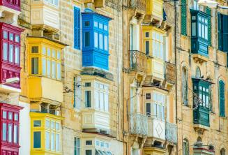 Birçok renkli Malta balkonları