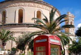 Mosta Rotunda'nın önündeki kırmızı bir telefon kutusu