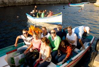 Blue Grotto'ya tekne turu için hazır öğrenciler