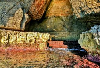 Blue Grotto'daki sudaki parlak renkler
