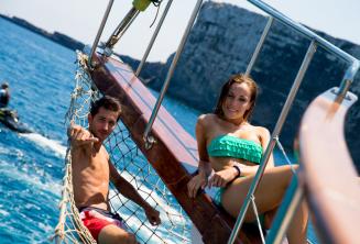 Malta'da Comino'da teknenin güvertesinde uzanan 2 öğrenci