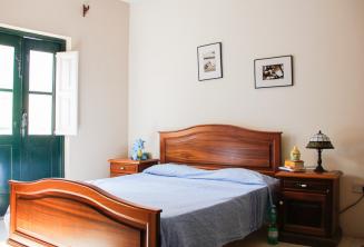 St Julians'da ev sahibi aile konaklama yerinde bir yatak odası