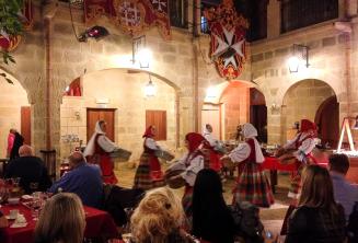 Geleneksel Malta dansçıları bir lokantada gösteri yapıyor