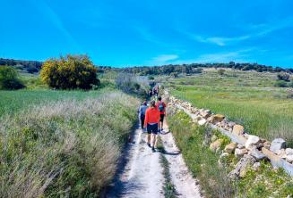 Malta'daki kırsal kesimde yürüyen bir grup İngiliz öğrencisi