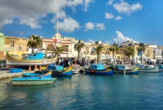 Malta'da bir balıkçı köyünde tekneler