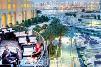 Malta'daki Hilton arka balkon ve Portomaso Limanı