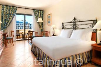 Malta'daki Hilton otelinde yatak odası