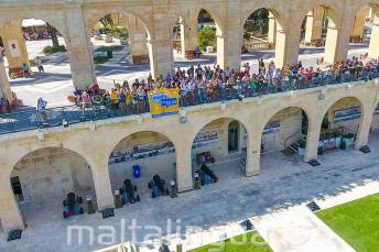 Maltalingua ogrencileri Valletta, Upper Barrakka'dan el salliyorlar