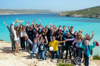 Bir grup dil okulu ogrencisi Blue Lagoon gezisinde