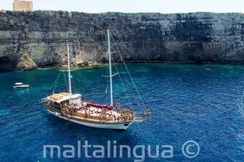 Crystal Bay, Comino'ya dil okuluyla tekne gezisi