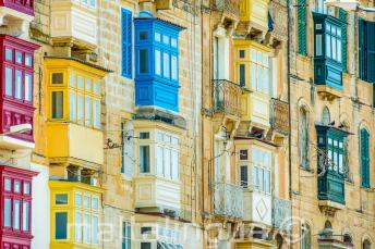 Birçok renkli Malta balkonları