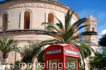Mosta Rotunda'nın önündeki kırmızı bir telefon kutusu
