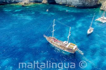 Comino'daki Crystal Bay'da bir Türk gulet