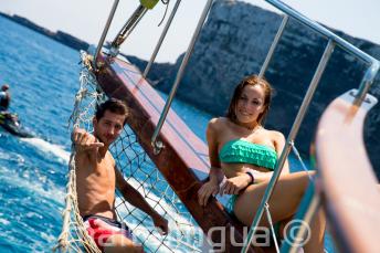 Malta'da Comino'da teknenin güvertesinde uzanan 2 öğrenci