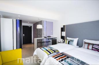 Malta'da Valentina oteldeki modern konuk odası