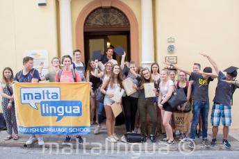 Maltadaki dil okulumuzda genc ingilizce kursu ogrencilerimizin grup fotografi