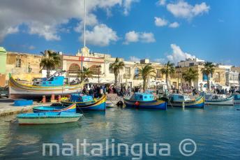 Malta'da bir balıkçı köyünde tekneler