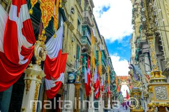 Malta, Valletta'daki bir cadde bayraklarla süslenmiştir