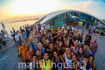 Cafe del Mar'da bir partiye giden İngilizce öğrencileri