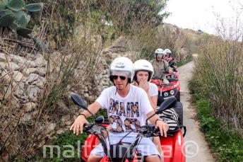 Gozo'da dörtlü bisiklet turunda öğrenciler