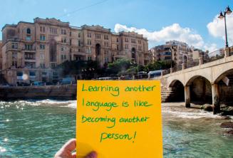 Başka bir dili öğrenmek, başka bir kişi olmak gibidir. St Julians'daki Balluta Körfezi'nde
