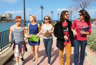Öğrenciler St Julian's Bay, Malta'da okuldan sonra İngilizce pratik ediyorlar
