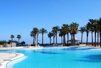 Hilton Malta yüzme havuzu, deniz manzaralı