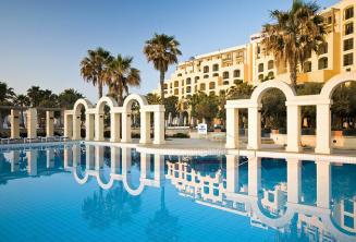 St Julians, Malta'daki Hilton'un açık yüzme havuzu