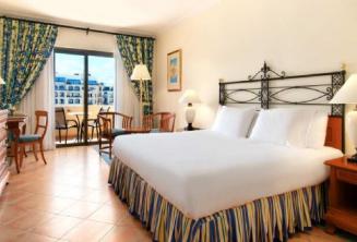 Malta'daki Hilton otelinde yatak odası