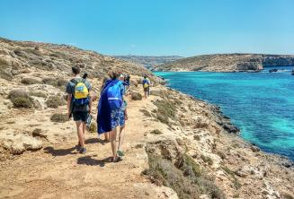 Ingilizce dil okulu ogrencileri Blue Lagoon'un yaninda yuruyorlar