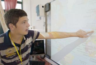 Bir dil okulu ogrencisi Ingilizce prejesi icin haritayi gosteriyor