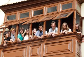 Genc ogrenciler okulun balkonundalar