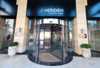 St Julians'daki Le Meridien otelinin girişi