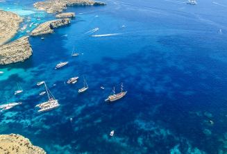 Comino, Malta uzakta tekneler yelken açıyor