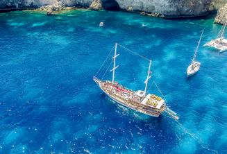 Comino'daki Crystal Bay'da bir Türk gulet