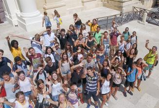 Bir grup dil okulu ogrencisi Valletta'dalar