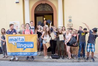Maltadaki dil okulumuzda genc ingilizce kursu ogrencilerimizin grup fotografi