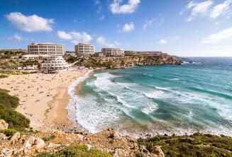 Malta'daki Golden Bay plajının görüntüsü