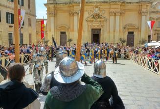 Ortaçağ Mdina'daki savaşın yeniden düzenlenmesi